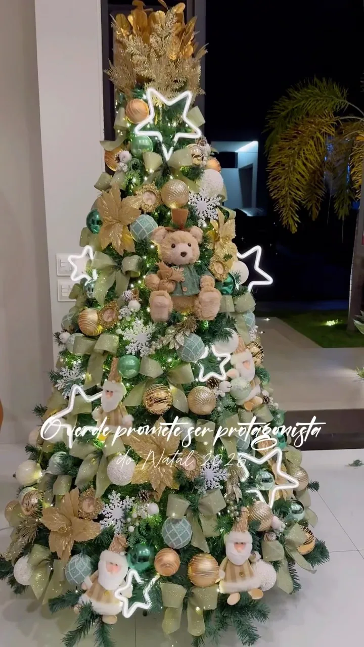 Árvore de Natal verde e dourada do portfólio