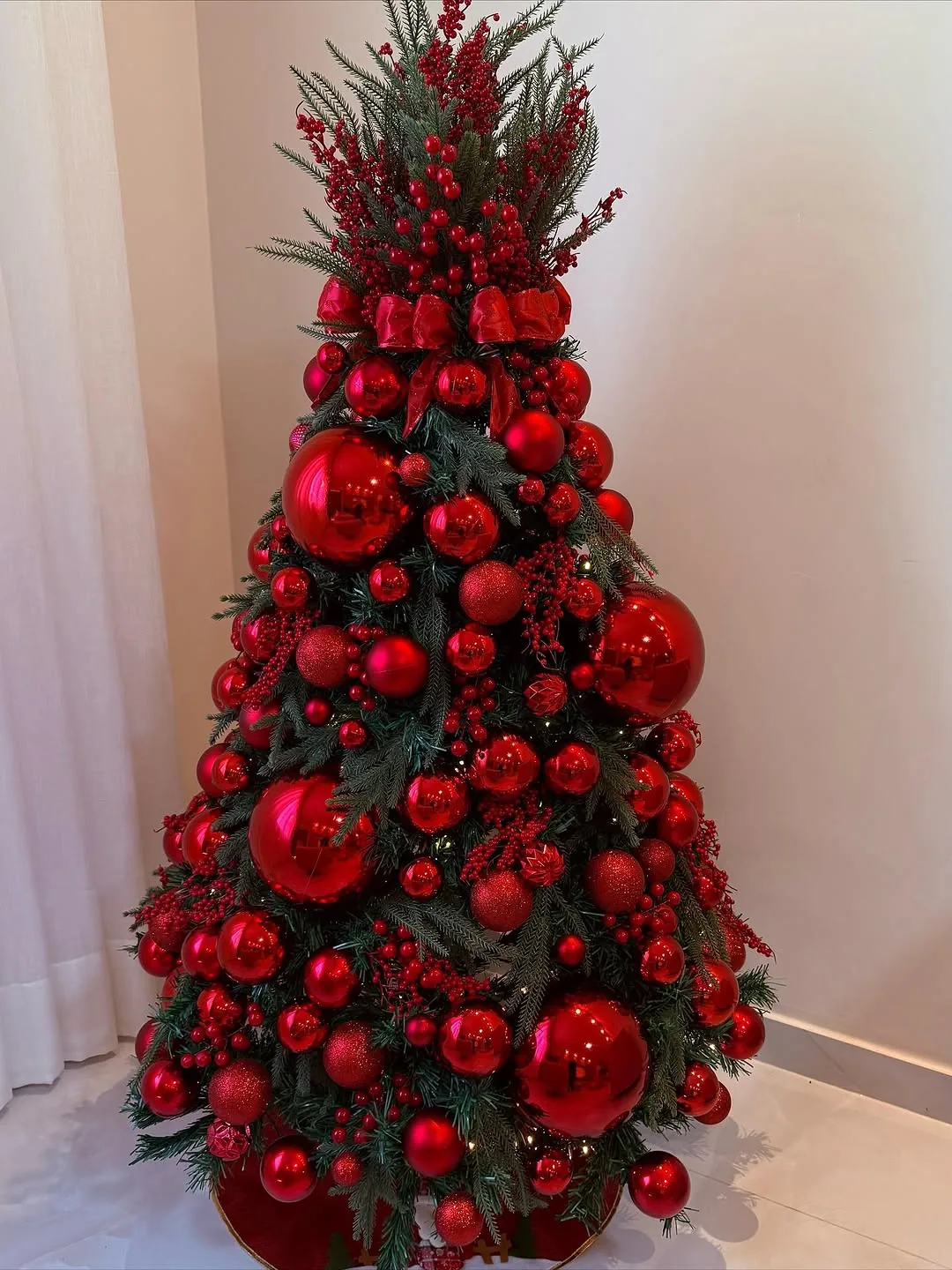 Uma árvore toda em vermelho, símbolo de amor, energia e celebração. Um verdadeiro sonho…