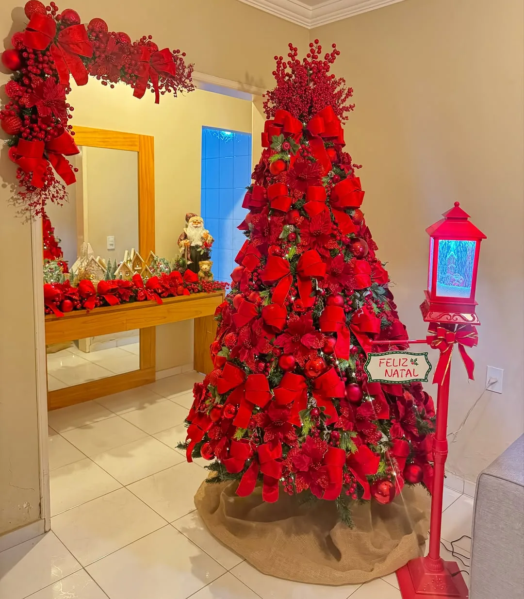 Para quem deseja uma decoração de Natal completa e harmoniosa, temos uma composição…